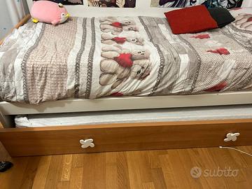 Camera singola con armadio, letto, comodino mensol