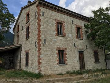 Rustico / Casale di 300 m² con più di 5 locali e b