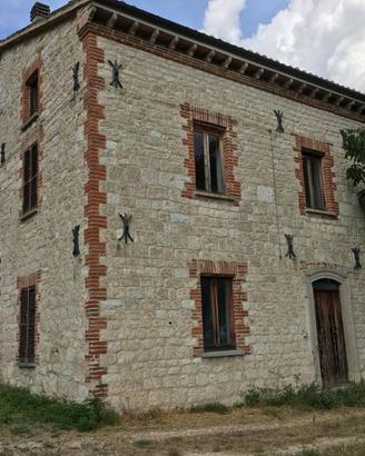 Rustico / Casale di 300 m² con più di 5 locali e b