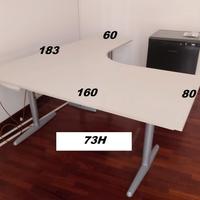 scrivania angolare bianca con un incavo ergonomico