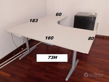 scrivania angolare bianca con un incavo ergonomico