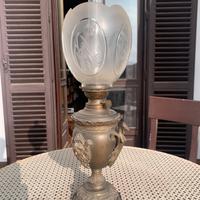 Lampada a petrolio antica