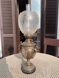 Lampada a petrolio antica