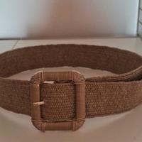 Cintura in paglia con fibbia quadrata. 