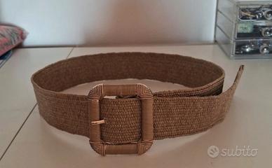 Cintura in paglia con fibbia quadrata. 