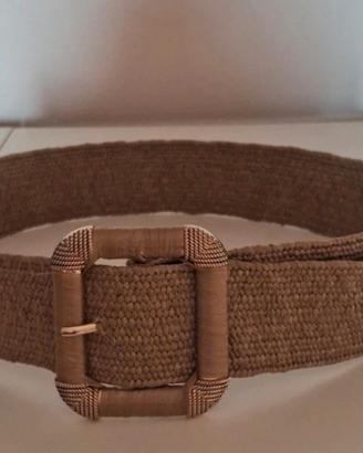 Cintura in paglia con fibbia quadrata. 