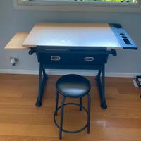 Scrivania con piano inclinabile