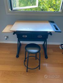 Scrivania con piano inclinabile