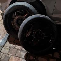 Cerchi yamaha r6 con gomme pirelli sc3