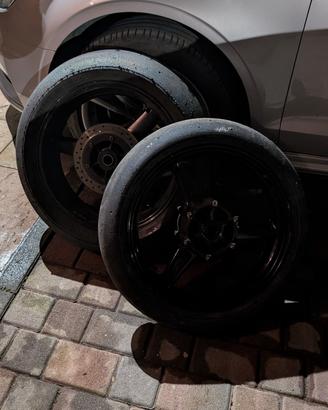 Cerchi yamaha r6 '02 con gomme pirelli sc3