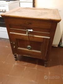Antica ghiacciaia vintage in legno 