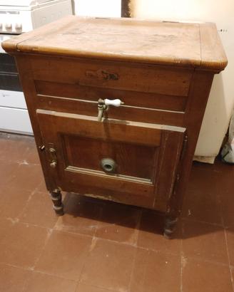 Antica ghiacciaia vintage in legno 