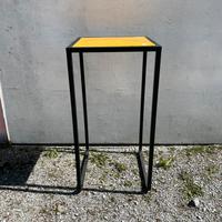 Tavolino alto ferro nero piano giallo e arancio