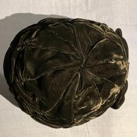 Cappello da donna in velluto nero “goffrato”