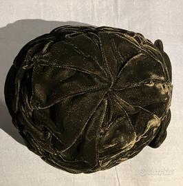 Cappello da donna in velluto nero “goffrato”
