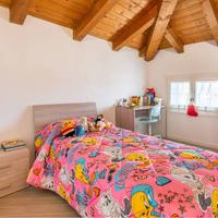Letto singolo con comodino e scrivania