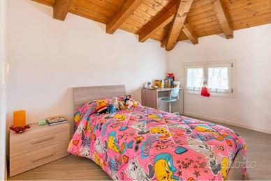 Letto singolo con comodino e scrivania