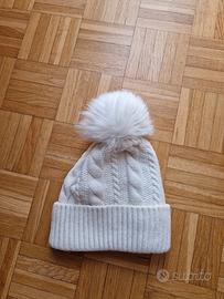 Berretto bianco con pompon e trecce