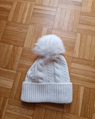 Berretto bianco con pompon e trecce