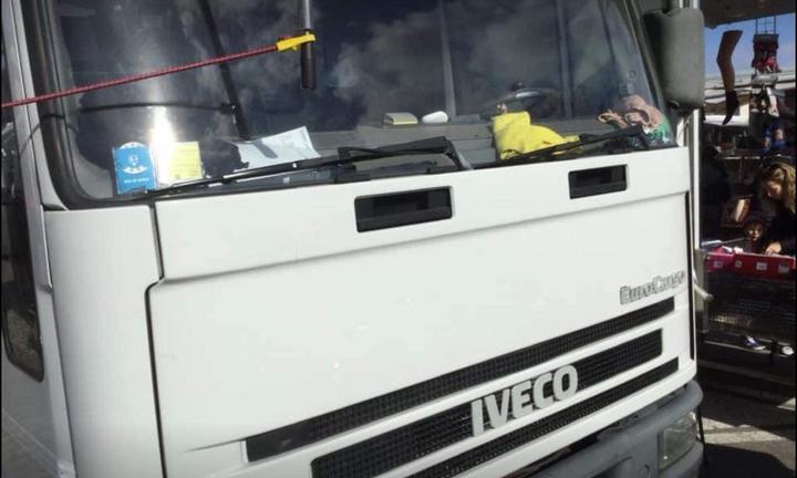 Mezzo attrezzato banco pronto per mercati