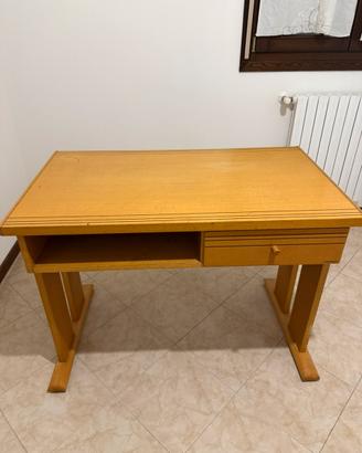 Scrivania con cassetto