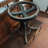 sgabello per pianoforte antico