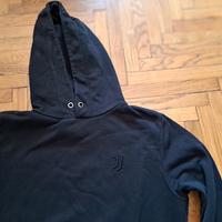 Felpa nera Juventus con logo nero in rilievo