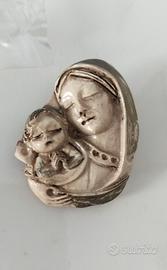 Spilla Madonna con bambino in resina color panna 