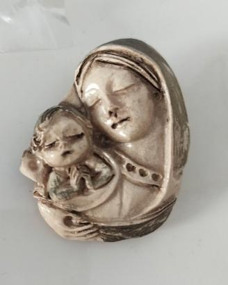 Spilla Madonna con bambino in resina color panna 