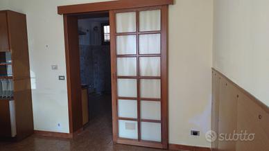 Porta scorrevole in legno e vetro satinato, con bi