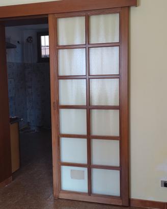 Porta scorrevole in legno e vetro satinato, con bi