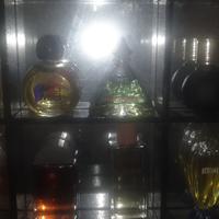 bacheca in legno con miniature profumi 