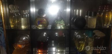 bacheca in legno con miniature profumi 