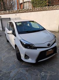 Toyota Yaris 1.5 Hybrid Lounge Automatica 5P-2014