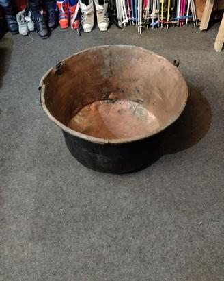 Antico calderone in rame