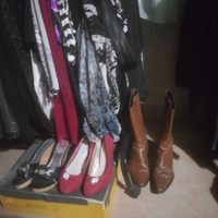 Vestiti sandali e scarpe