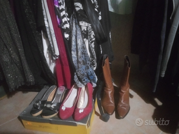 Vestiti sandali e scarpe