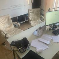 scrivania,libreria e 3 poltrone