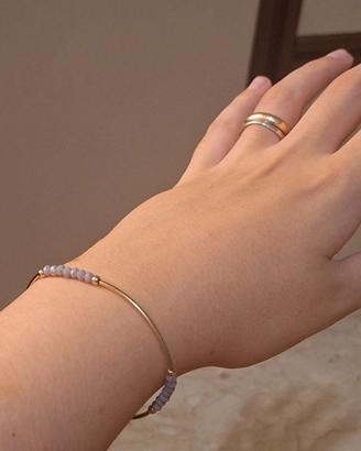 Bracciale dorato con perline sfaccettate lilla e s