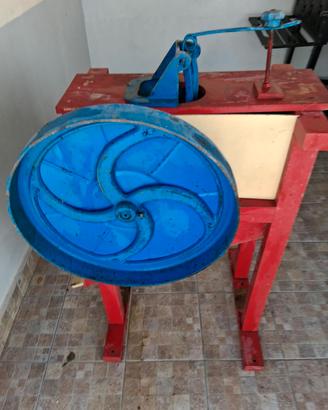 Antica Sgranatrice per Mais Manuale ZILLI a Volano