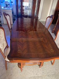 Tavolo con 4 sedie, vetrina e madia