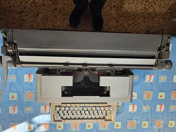 Macchina da scrivere olivetti linea 98