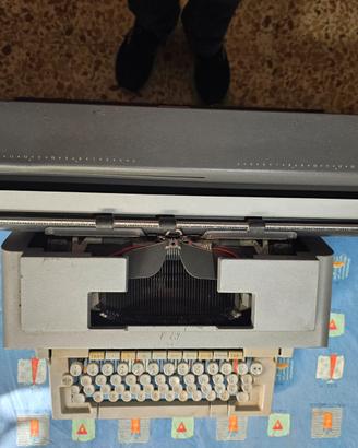Macchina da scrivere olivetti linea 98