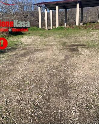 Immobile di 300 m² con 1 locale a Tufino