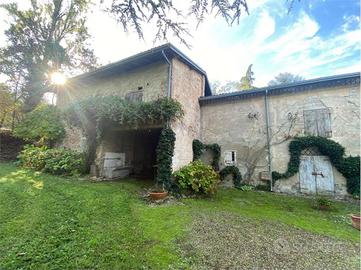 Rustico / Casale di 959 m² con più di 5 locali e b