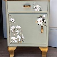 Comodino artistico verde salvia e oro con fiori