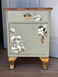 Comodino artistico verde salvia e oro con fiori