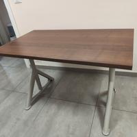 Scrivania  IDASEN di IKEA