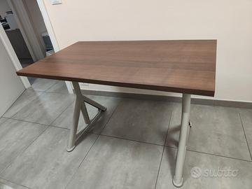 Scrivania  IDASEN di IKEA