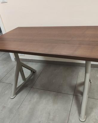 Scrivania  IDASEN di IKEA
